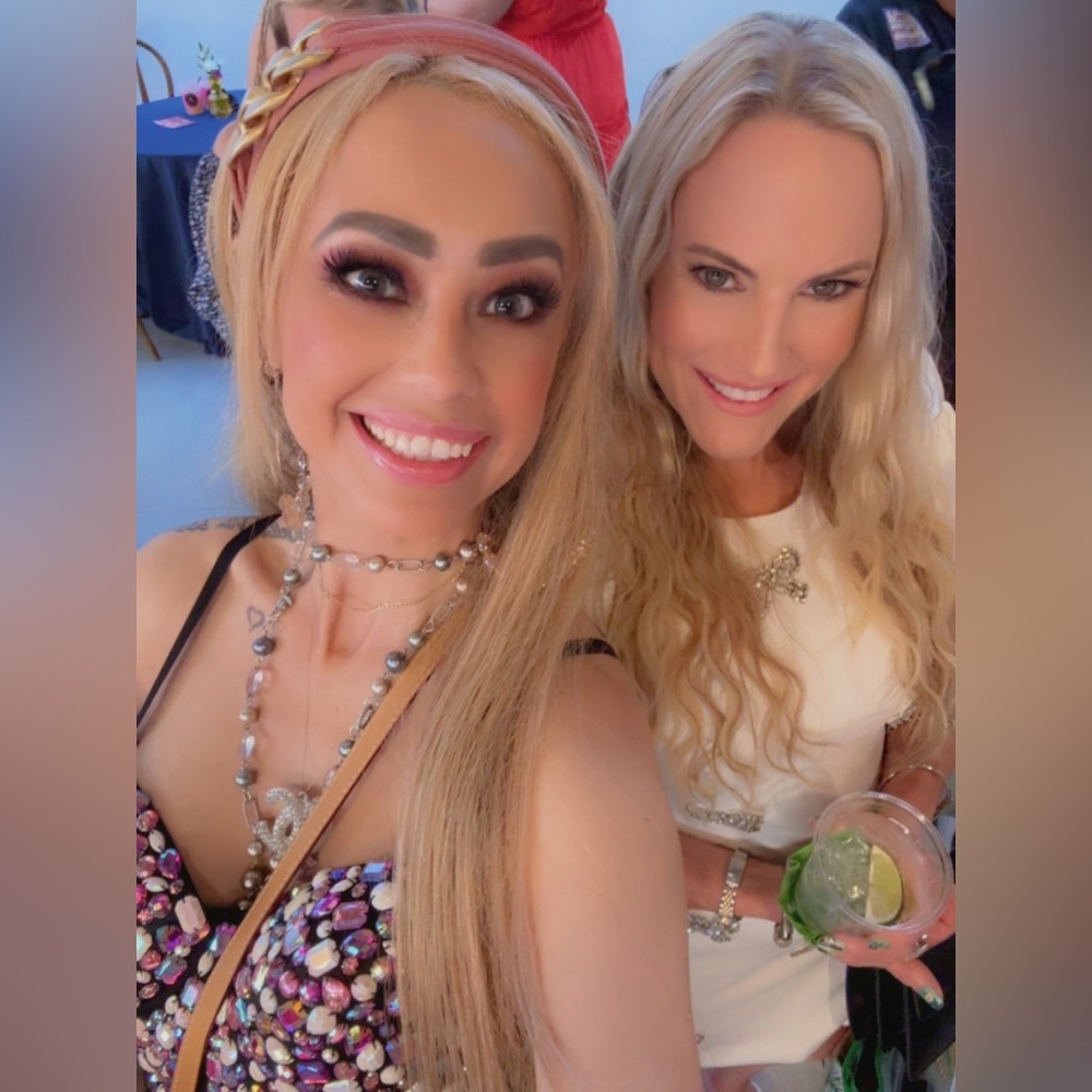 👭👚🧥👗👜👛👒👠👡👢 - Picture 3 of 10